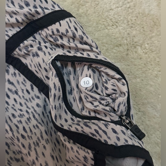 Lululemon Athletica pink black leopard print tracker shorts women’s size 10 SOLD - Picture 5 of 6
